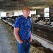 Michael Brink im Kuhstall der Agrargenossenschaft Steinhausen
